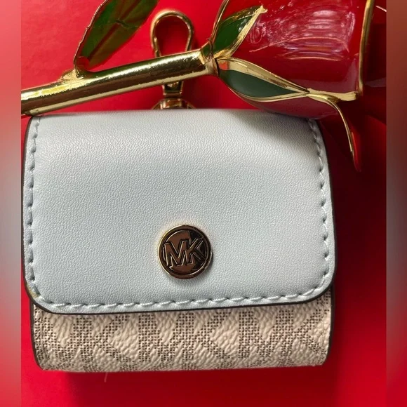 Michael Kors Airpods Case.Michael Kors Accessories. - Picture 12 of 15